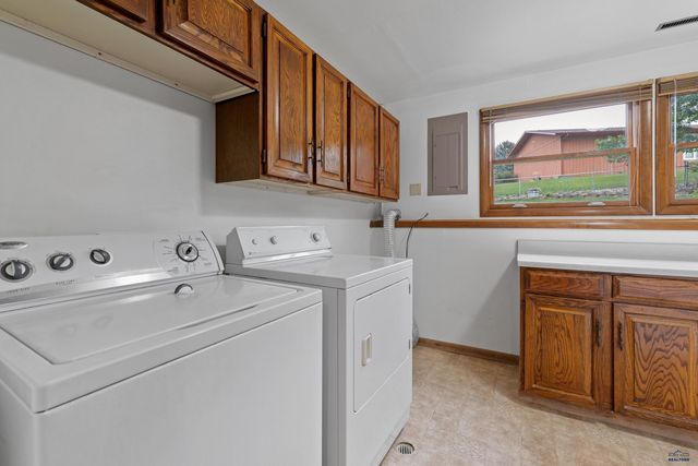 2708 RAYMOND DR, Rapid City, SD 57702