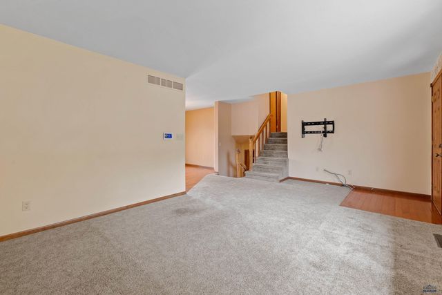 2708 RAYMOND DR, Rapid City, SD 57702