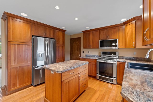 2708 RAYMOND DR, Rapid City, SD 57702