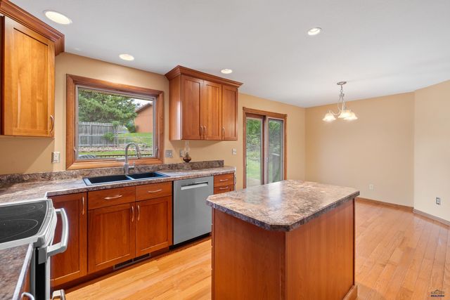 2708 RAYMOND DR, Rapid City, SD 57702