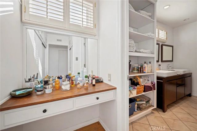 5212 Reynier Avenue, Los Angeles, CA 90056