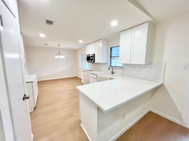 2517 21st Avenue N, Texas City, TX 77590