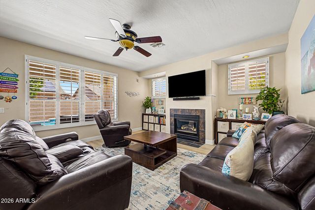 6210 W JULIE Drive, Glendale, AZ 85308