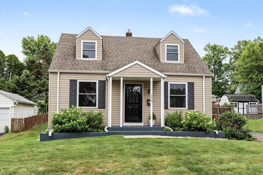 303 Cedar Road, Hellertown Boro, PA 18055