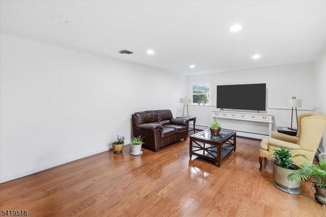 41 Ackerman Dr, Fair Lawn Boro, NJ 07410