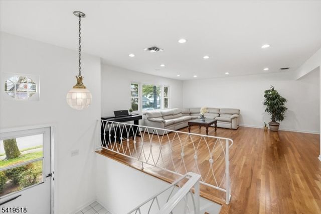 41 Ackerman Dr, Fair Lawn Boro, NJ 07410