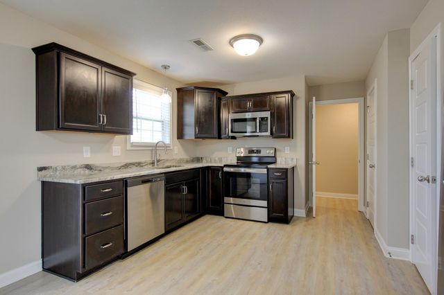 4010 Fort Sumter Dr, Clarksville, TN 37042
