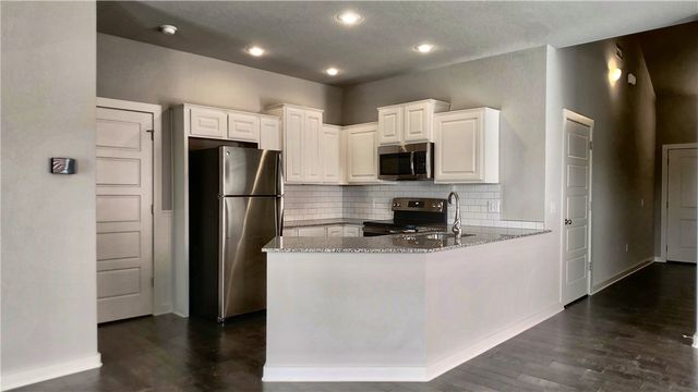 3881 W Albatross Loop, Fayetteville, AR 72704