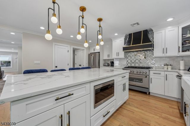 676 Ridgewood Rd, Oradell Boro, NJ 07649