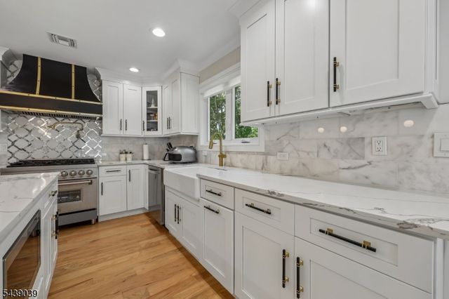 676 Ridgewood Rd, Oradell Boro, NJ 07649