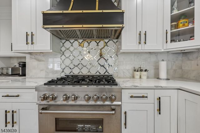 676 Ridgewood Rd, Oradell Boro, NJ 07649
