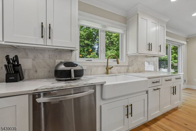 676 Ridgewood Rd, Oradell Boro, NJ 07649