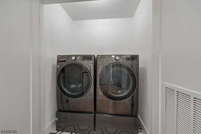 676 Ridgewood Rd, Oradell Boro, NJ 07649