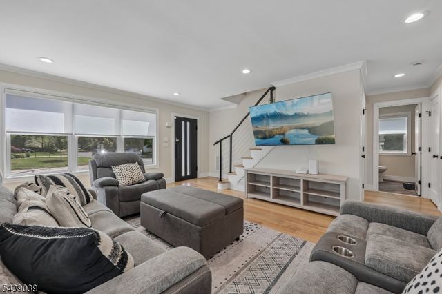 676 Ridgewood Rd, Oradell Boro, NJ 07649