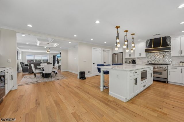 676 Ridgewood Rd, Oradell Boro, NJ 07649