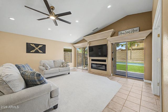 6436 W SADDLEHORN Road, Phoenix, AZ 85083