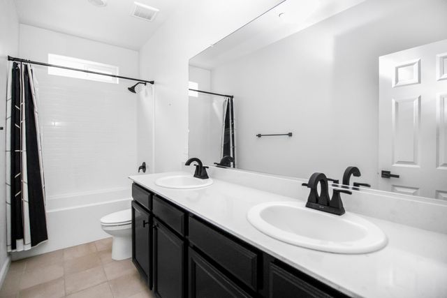 2230 S Velie Street, Visalia, CA 93292