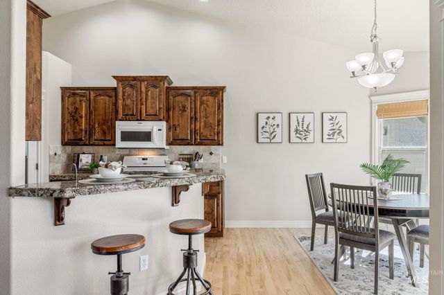 201 E Mikyl Ridge Loop, Nampa, ID 83686