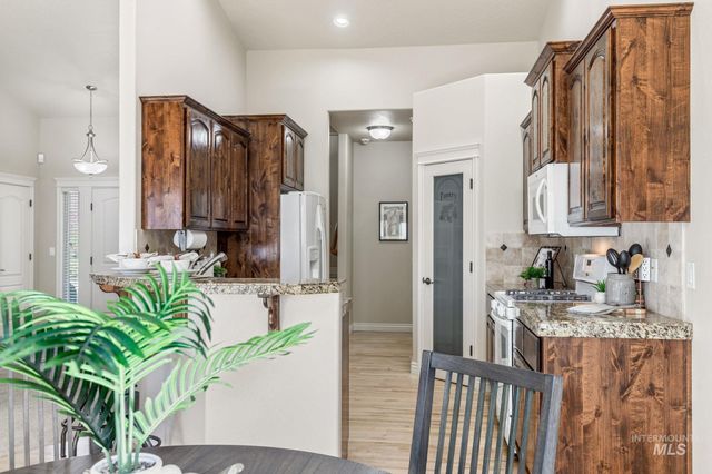 201 E Mikyl Ridge Loop, Nampa, ID 83686