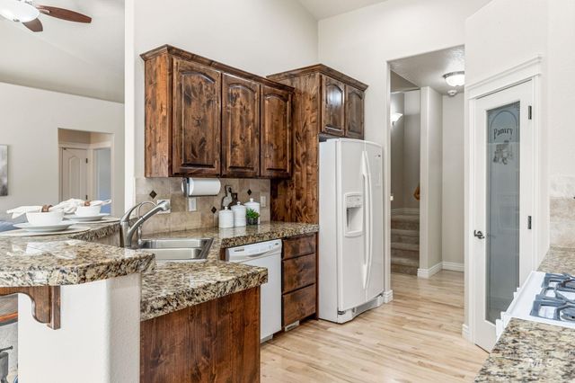 201 E Mikyl Ridge Loop, Nampa, ID 83686