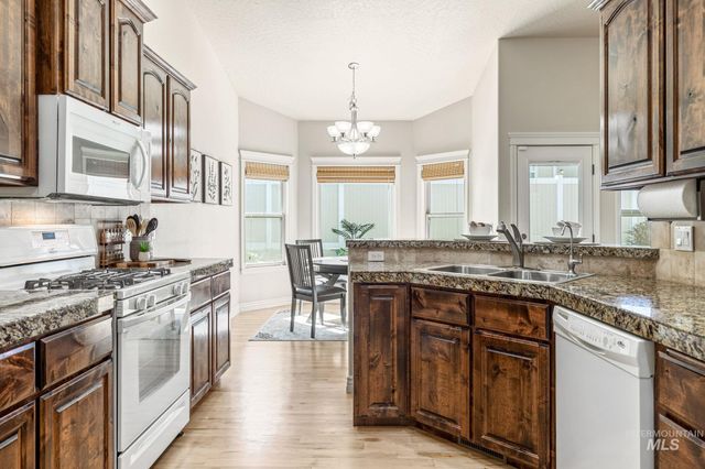 201 E Mikyl Ridge Loop, Nampa, ID 83686