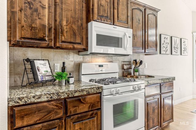 201 E Mikyl Ridge Loop, Nampa, ID 83686