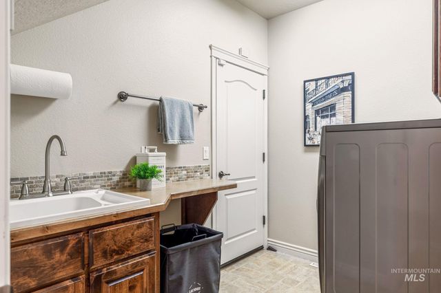 201 E Mikyl Ridge Loop, Nampa, ID 83686