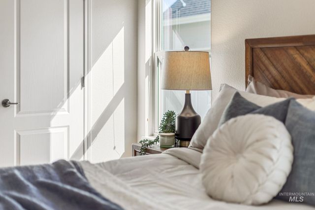 201 E Mikyl Ridge Loop, Nampa, ID 83686