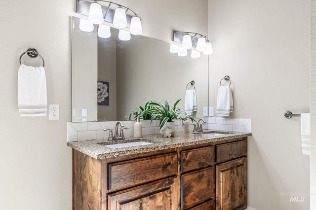 201 E Mikyl Ridge Loop, Nampa, ID 83686