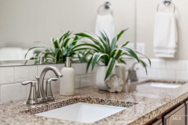 201 E Mikyl Ridge Loop, Nampa, ID 83686