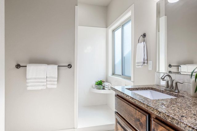 201 E Mikyl Ridge Loop, Nampa, ID 83686