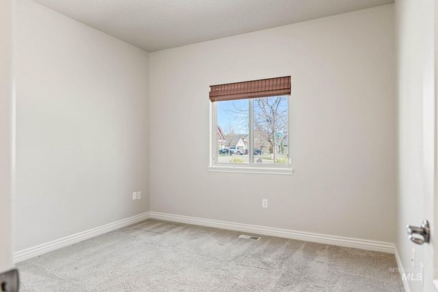 201 E Mikyl Ridge Loop, Nampa, ID 83686