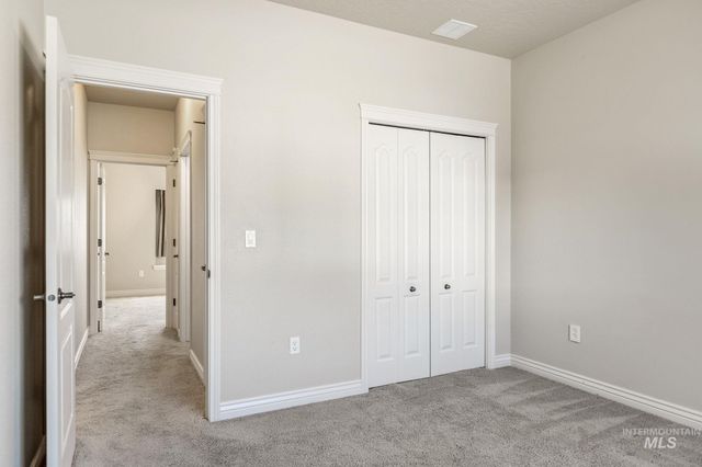 201 E Mikyl Ridge Loop, Nampa, ID 83686