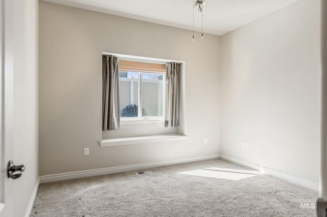 201 E Mikyl Ridge Loop, Nampa, ID 83686