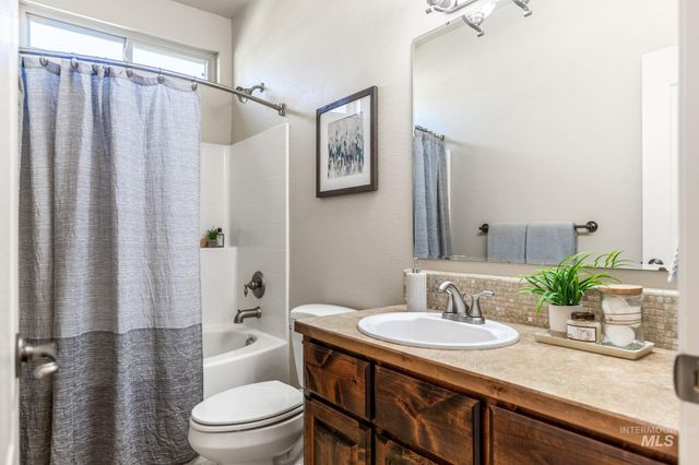 201 E Mikyl Ridge Loop, Nampa, ID 83686