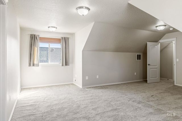 201 E Mikyl Ridge Loop, Nampa, ID 83686