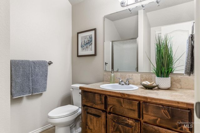 201 E Mikyl Ridge Loop, Nampa, ID 83686