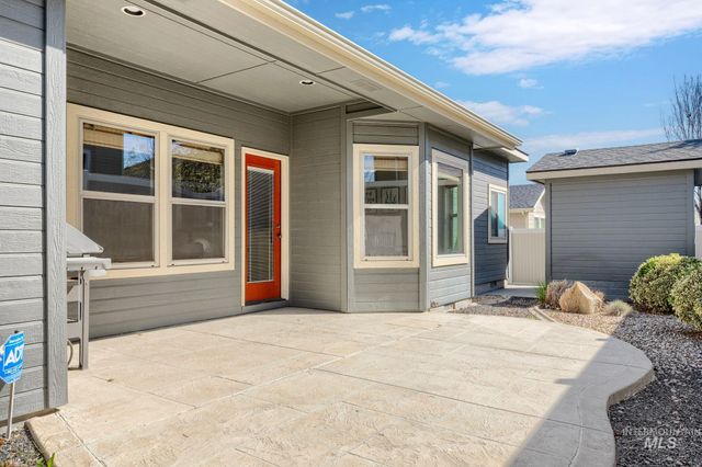 201 E Mikyl Ridge Loop, Nampa, ID 83686