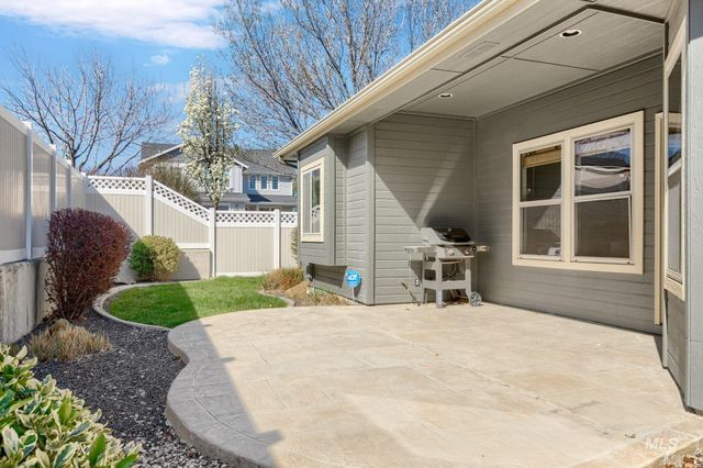 201 E Mikyl Ridge Loop, Nampa, ID 83686