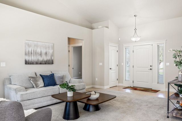 201 E Mikyl Ridge Loop, Nampa, ID 83686