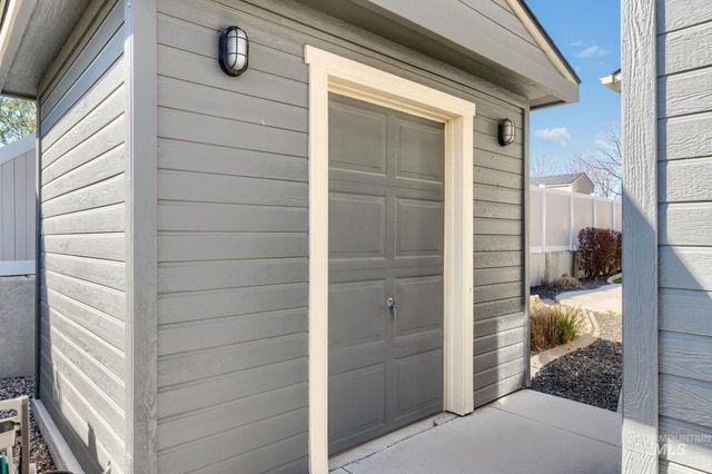 201 E Mikyl Ridge Loop, Nampa, ID 83686