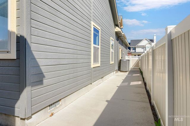 201 E Mikyl Ridge Loop, Nampa, ID 83686