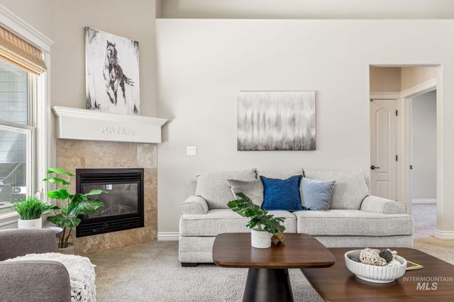 201 E Mikyl Ridge Loop, Nampa, ID 83686