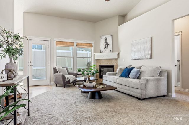 201 E Mikyl Ridge Loop, Nampa, ID 83686