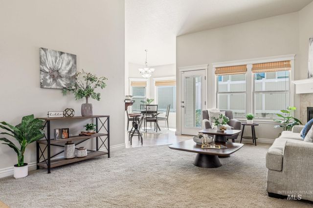 201 E Mikyl Ridge Loop, Nampa, ID 83686