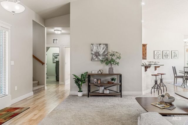 201 E Mikyl Ridge Loop, Nampa, ID 83686