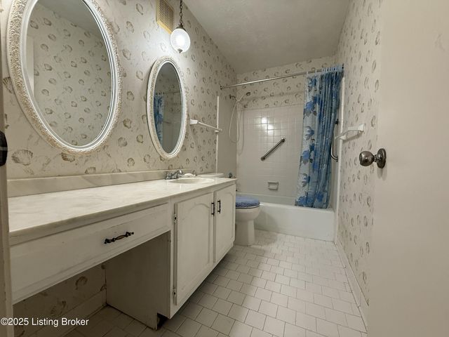 310 El Conquistador Pl 310, Louisville, KY 40220