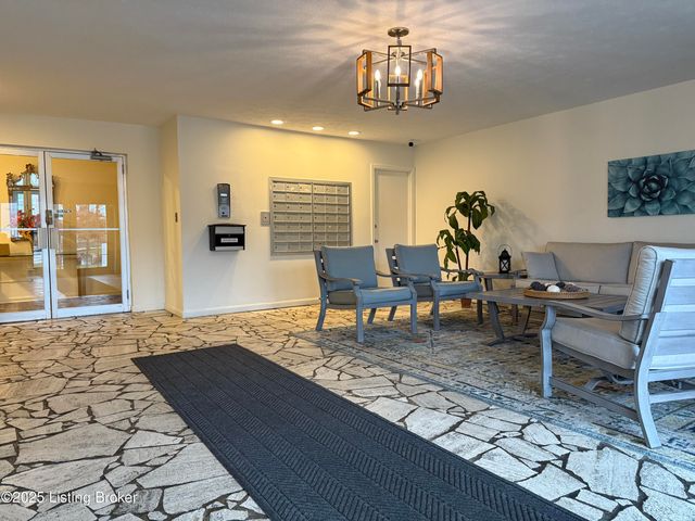 310 El Conquistador Pl 310, Louisville, KY 40220