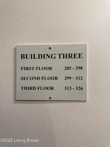 310 El Conquistador Pl 310, Louisville, KY 40220