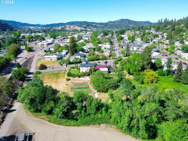 1851 Se Stephens St, Roseburg, OR 97470